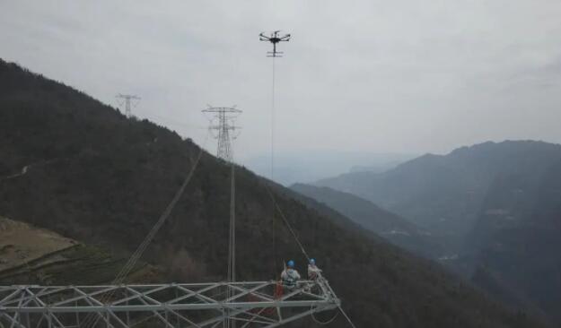 無人機配合特高壓帶電作業